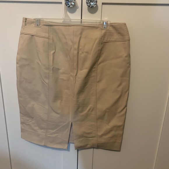 WHBM Perfect form skirt, EUC - Picture 5 of 5